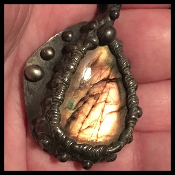 Yellow orangy Genuine Labradorite leather necklace - Picture 5 of 8